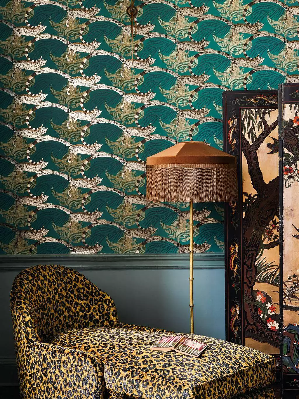 Delilah, col. 05 - Animal Print - Blätter - Exotische Tapeten - Fauna - Tiere - Gold - Grün - Schwarz - ROMO