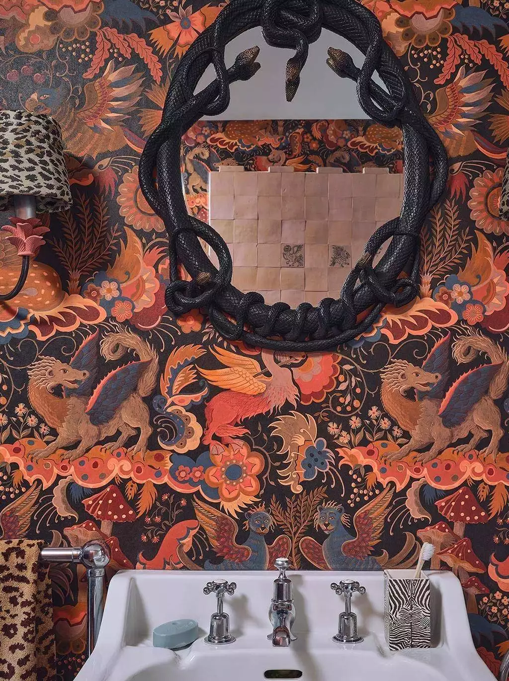 Phantasia Wallpaper - Selenite Orange - Blumen - Blätter - Exotische Tapeten - Fauna - Florale Muster - Tiere - Vögel - Multicolor - House of Hackney