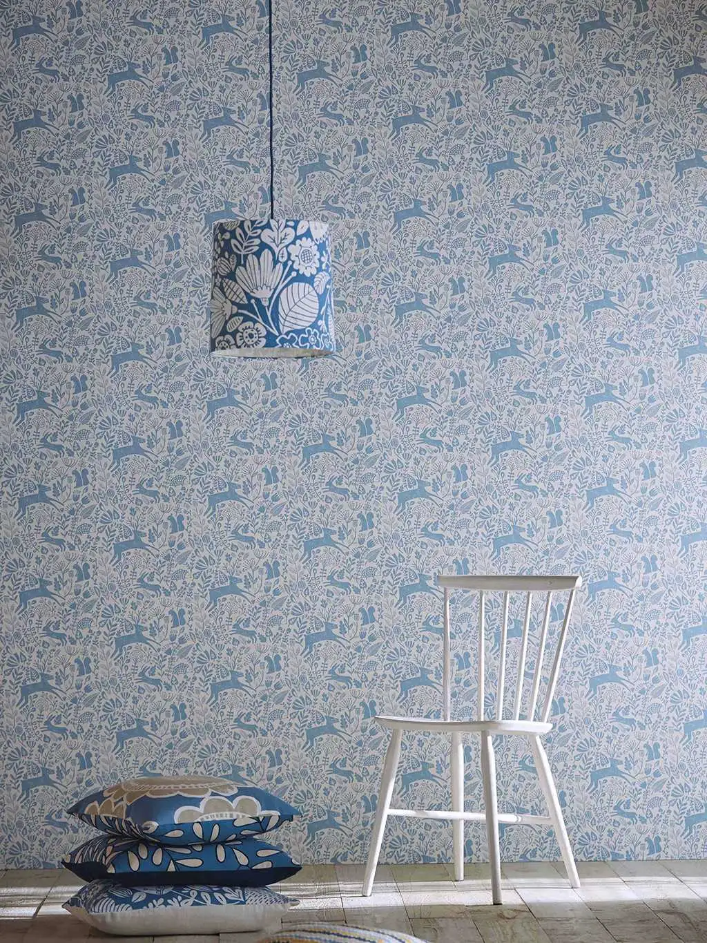 Kelda, col.07 - Blätter - Tier Tapeten - Hellblau - Weiß - Sanderson 