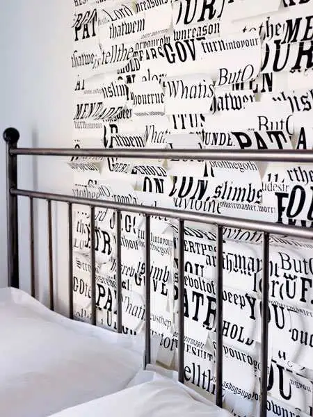 In the White Room with Text - Papiertapeten - Schwarz - Weiß - Tracy Kendall