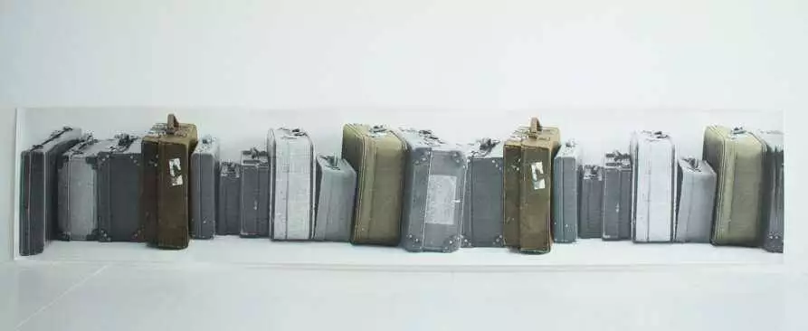 Suitcase Border, White - Gegenstände - Braun - Grau - Orange - Weiß - Deborah Bowness