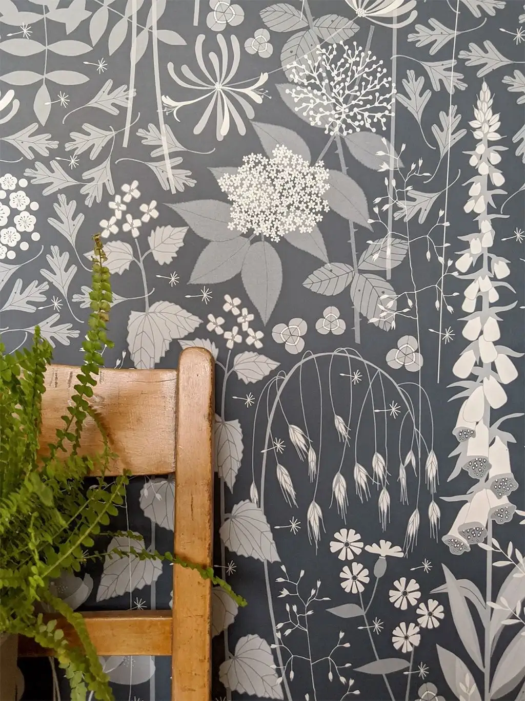 Hedgerow wallpaper in Nocturne - Blumen - Blätter - Blau - Creme - Hannah Nunn