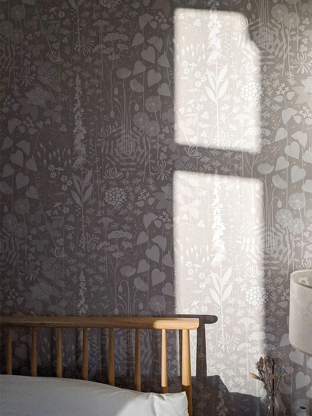 Hedgerow wallpaper in Hush - Blumen - Blätter - Creme - Hellbraun - Hannah Nunn