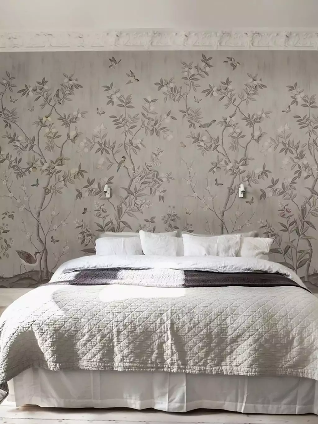 Chinoiserie chic, powder beige - Blumen - Blätter - Bäume - Fauna - Florale Muster - FotoTapeten - Landschaft - Schmetterlinge - Tiere - Vögel - Wald - Multicolor - Rebel Walls