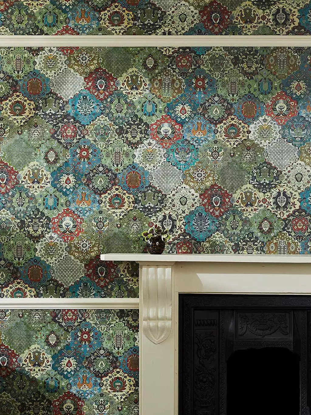 Caspar Wallpaper - Forest - Blumen - Blätter - Florale Muster - Früchte - Klassische Muster - Ornamente - Multicolor - House of Hackney