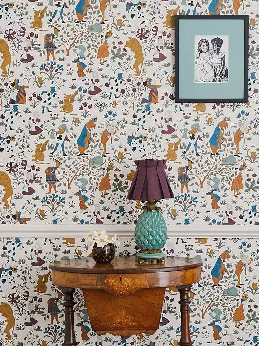 Alice in Wonderland Wallpaper, Achillea - Drachen - Fauna - Gesichter - Kinder - KinderTapeten - Märchen - Creme - Multicolor - House of Hackney