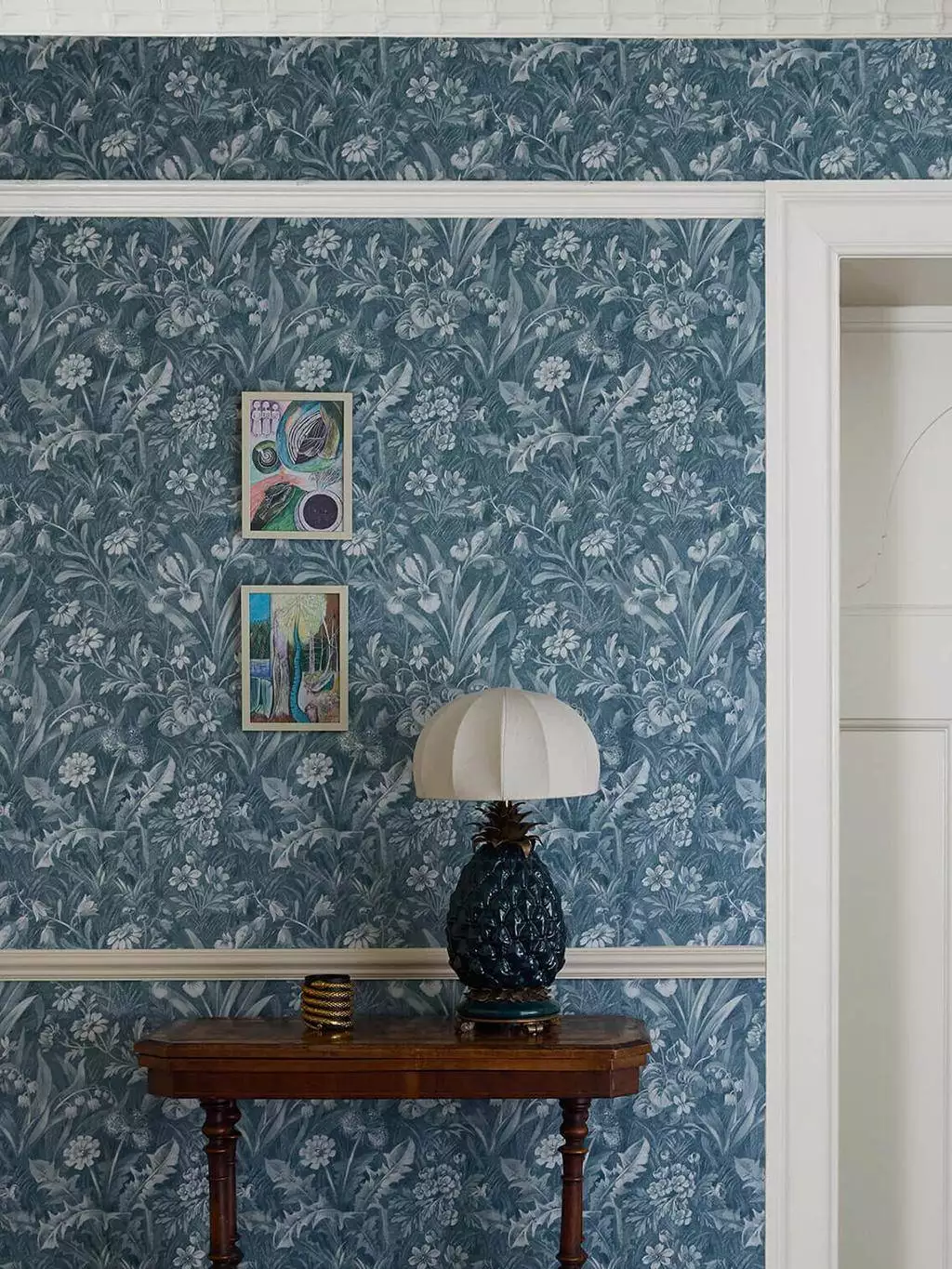 Beltane Wallpaper, Euphorbia - Blumen - Blätter - Florale Muster - Landschaft - Blau - Boudin blue - House of Hackney