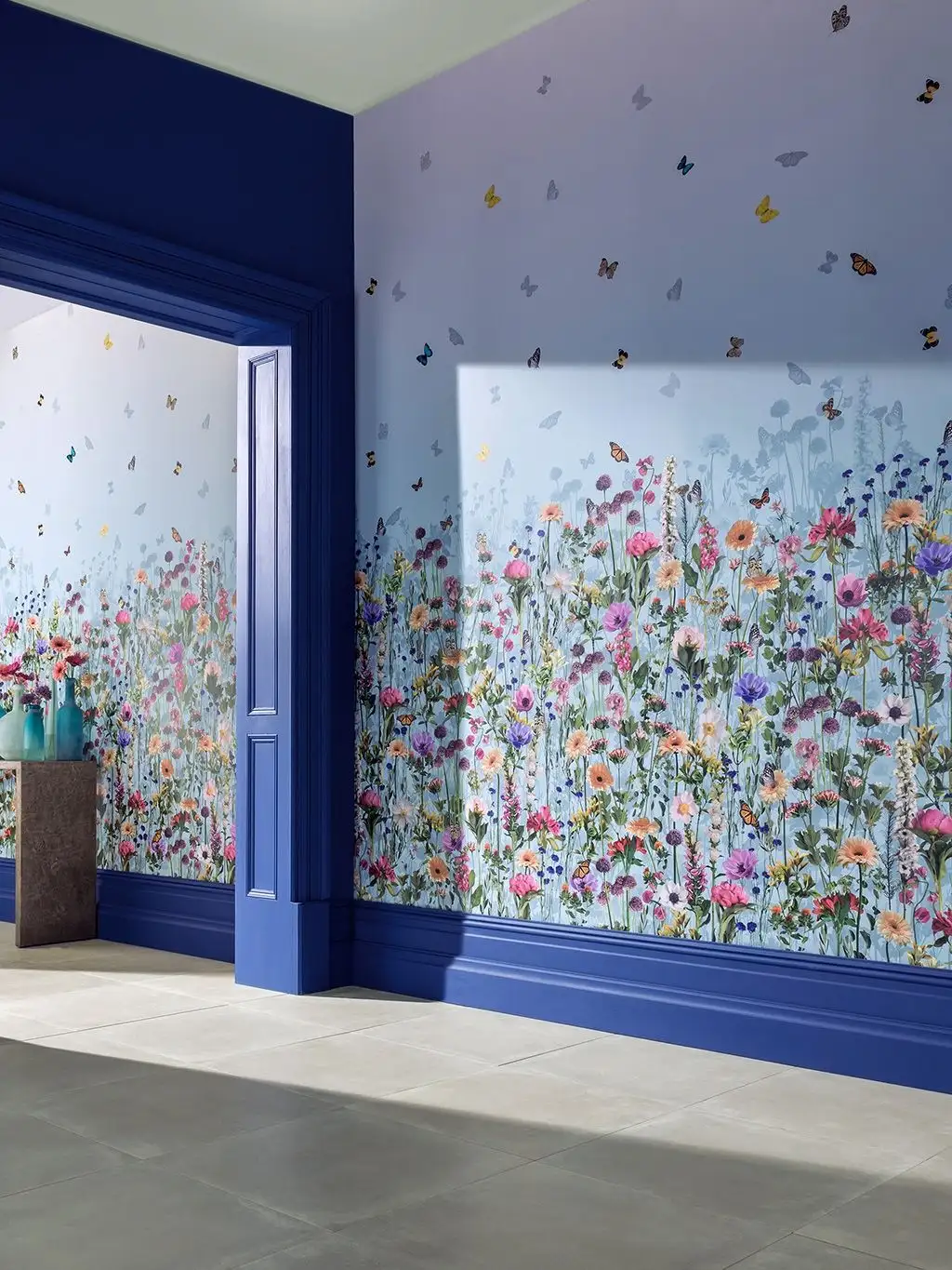 Deya Meadow, col. 1 - Blumen - Blätter - Schmetterlinge - Tier Tapeten - Multicolor - Osborne & Little