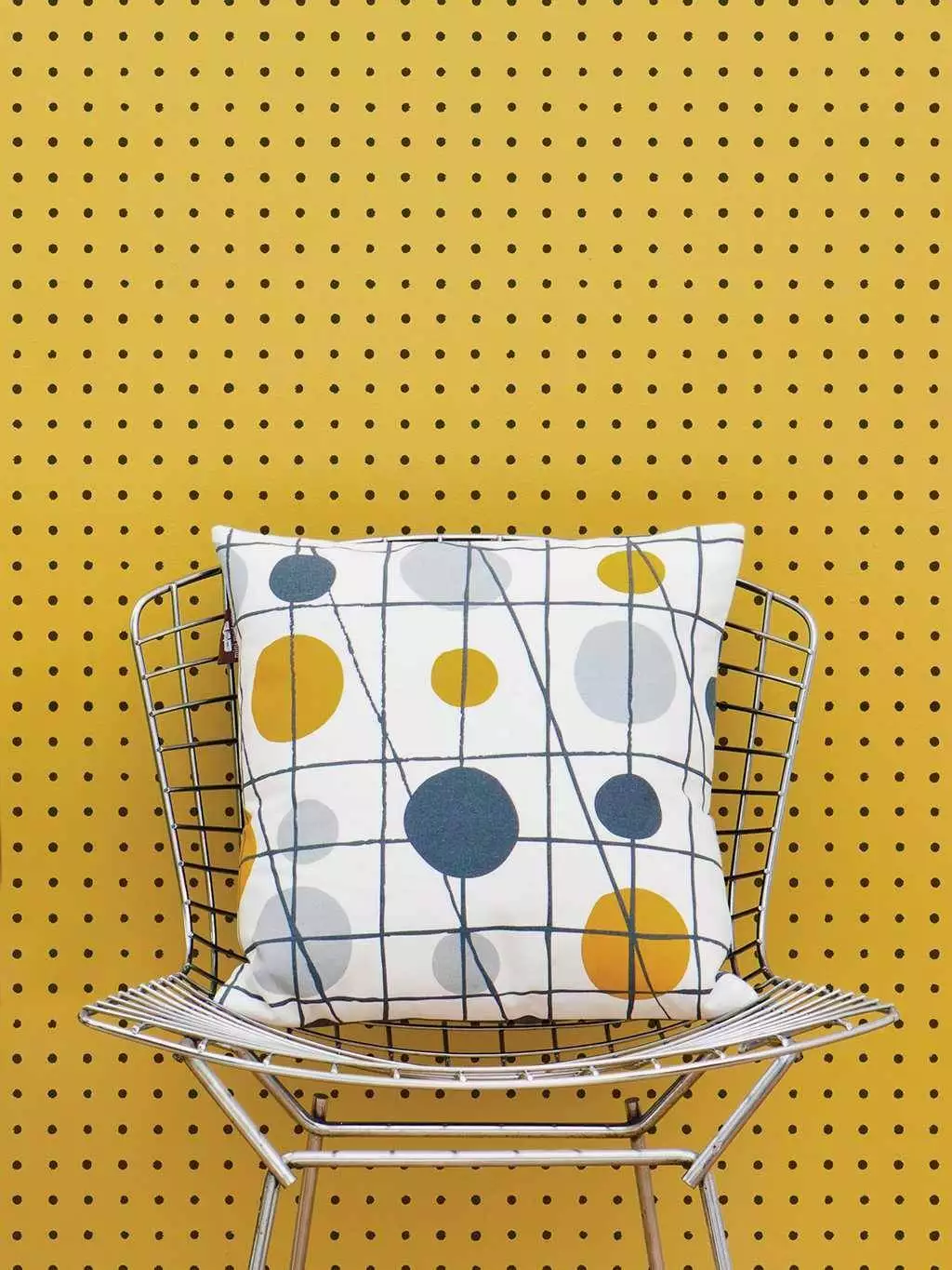 Peggy, Mustard - Punkte Tapeten - Gelb - Schwarz - Mini Moderns