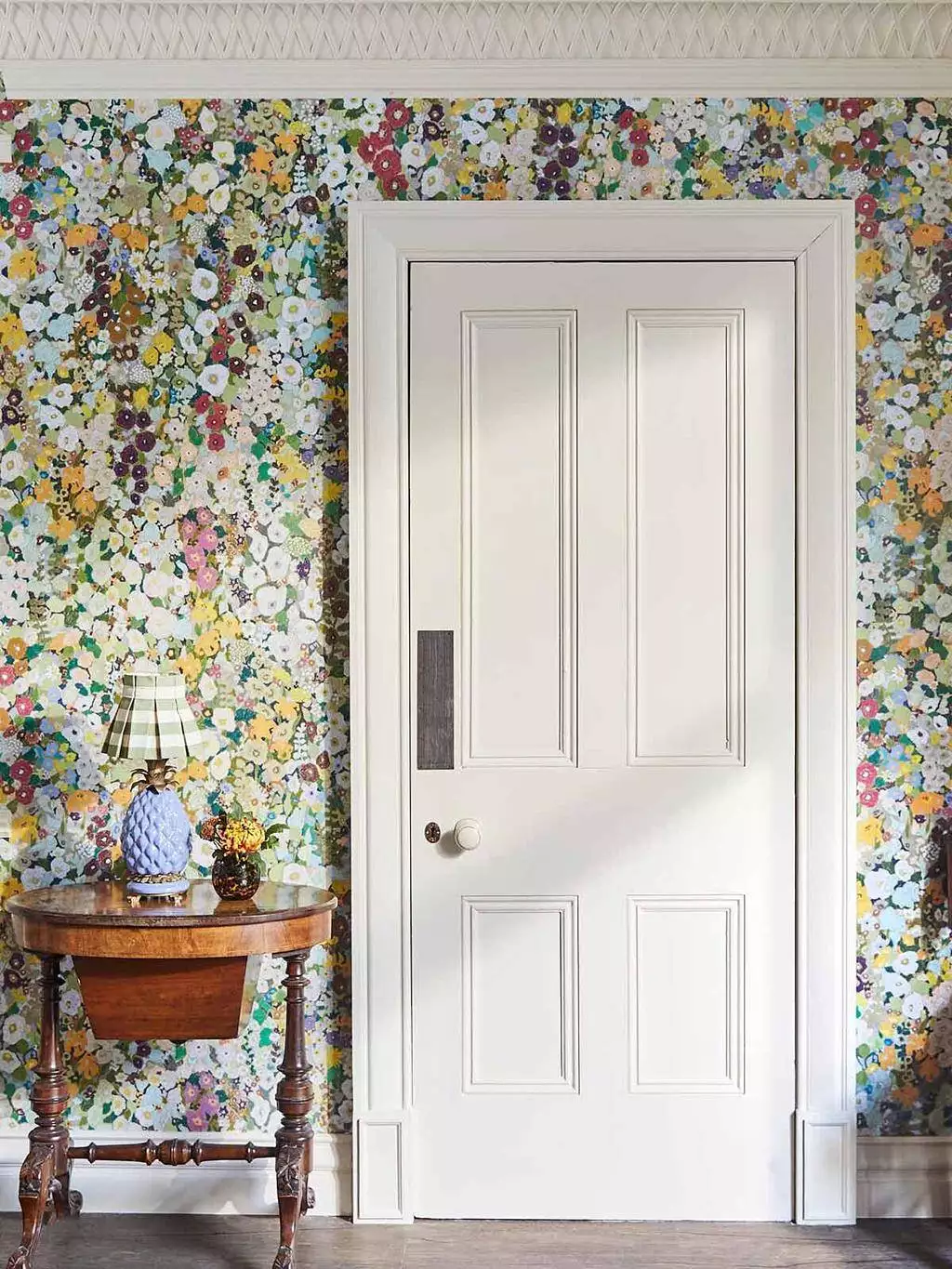 Hollyhocks Wallpaper, Summer - Blumen - Blümchentapete - Florale Muster - Landhaus - Multicolor - House of Hackney