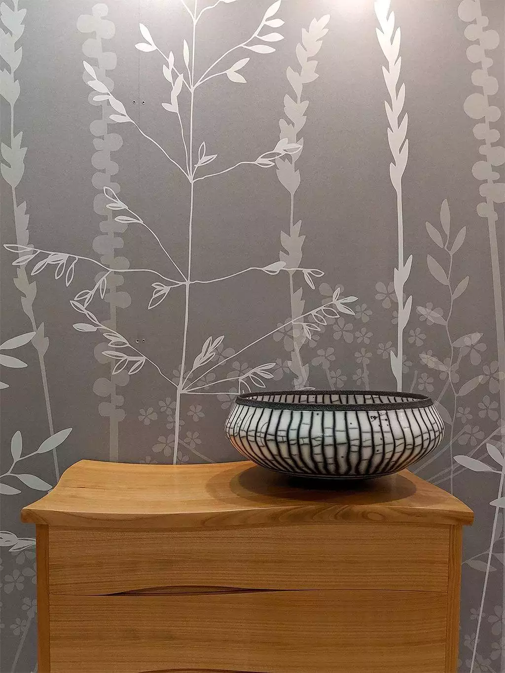 In The Tall Grass Wallpaper in Silver - Blumen - Gras - Creme - Grün - Hannah Nunn