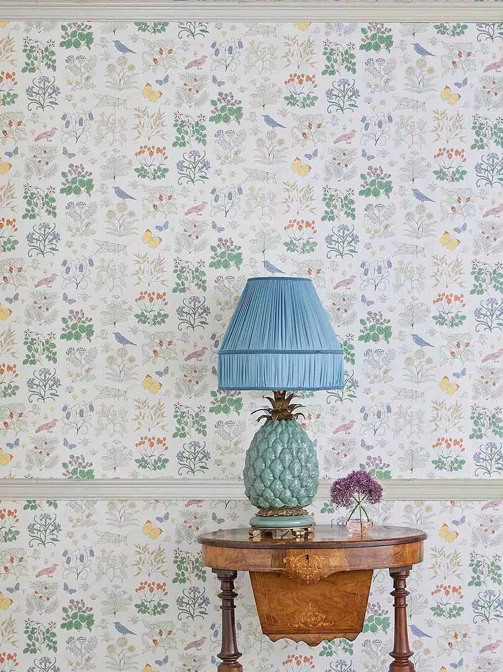 Voyseys Garden Magma Wallpaper - Off white - Blumen - Blätter - Fauna - Florale Muster - Früchte - Tiere - Vögel - Multicolor - House of Hackney