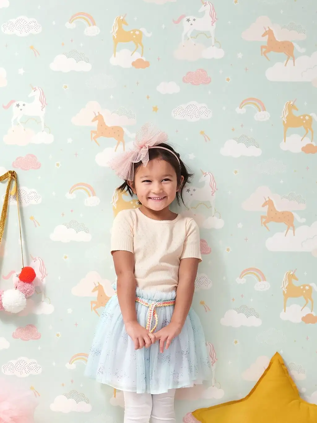 Rainbow treasure, bubblegum turquoise - Regenbogen - Sterne - Tier Tapeten - Wolken - Ocker - Rosa - Türkis - Weiß - Majvillan AB