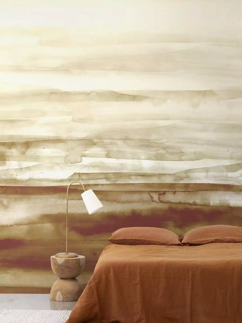 Sediment Wallpaper, col. Earth - Aquarell - Farbverlauf - Großmotiv - Moderne Muster - Perlmutt - Beige - Creme - Olive - Emma Hayes