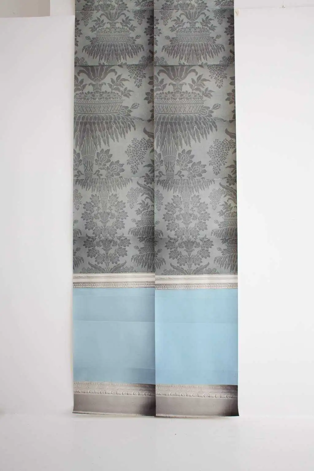 Patterned Illusion 1, blue - Ornamente Tapeten - Vertäfelung - Anthrazit - Grau - Hellblau - Weiß - Deborah Bowness