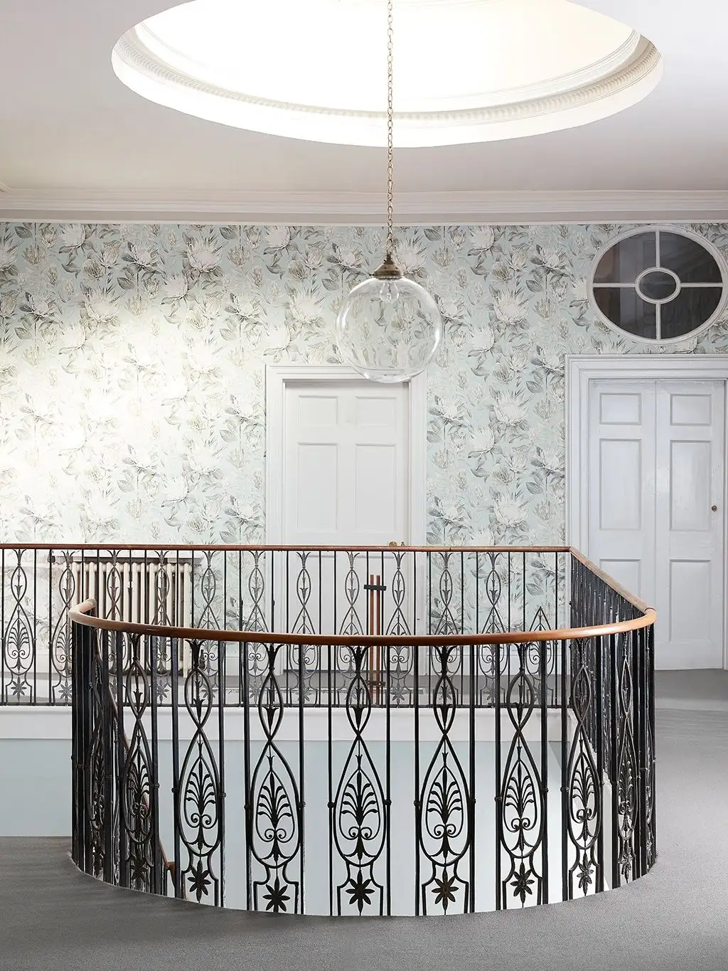 King Protea, col. 5 - Blumen - Blätter - Grau - Hellblau - Weiß - Sanderson 