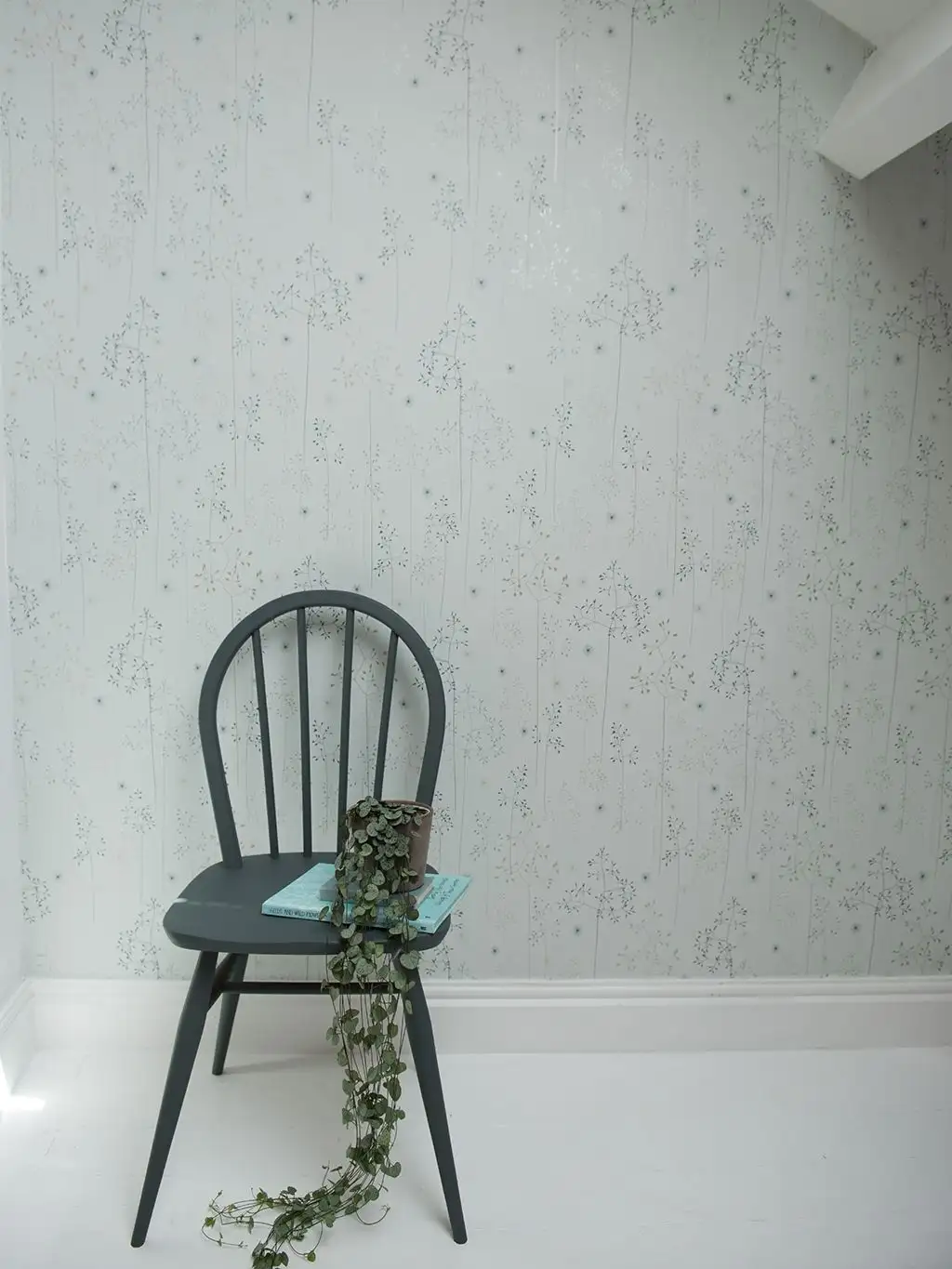 Meadow Grass Wallpaper in Blue & Silver - Gras - Grün - Silber - Hannah Nunn