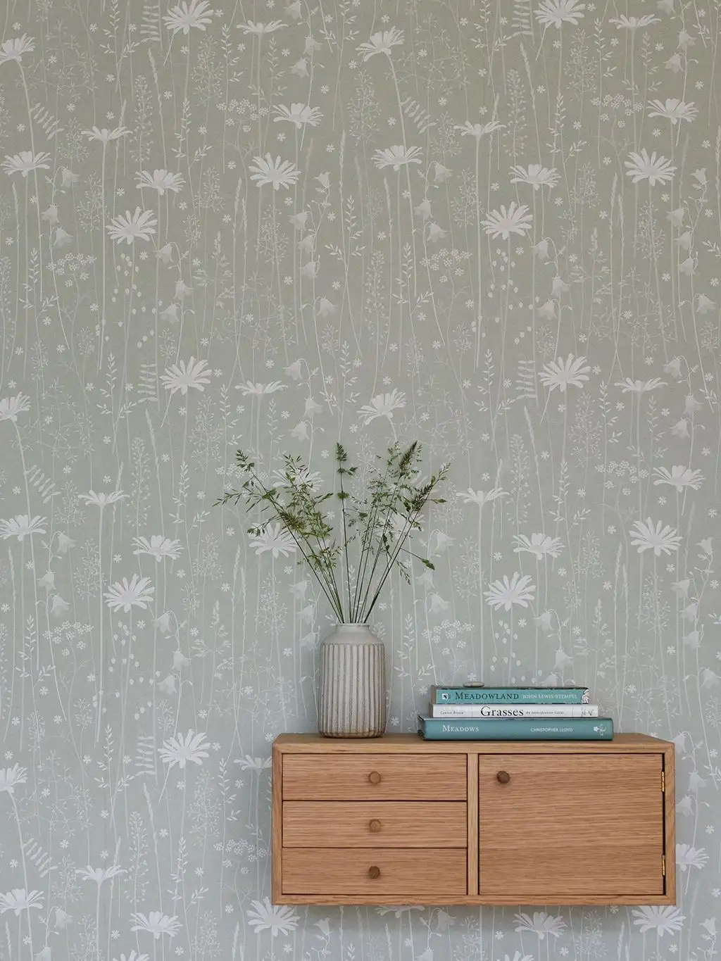 Daisy Meadow Wallpaper in Sage - Blumen - Gras - Creme - Grün - Hellgrün - Hannah Nunn