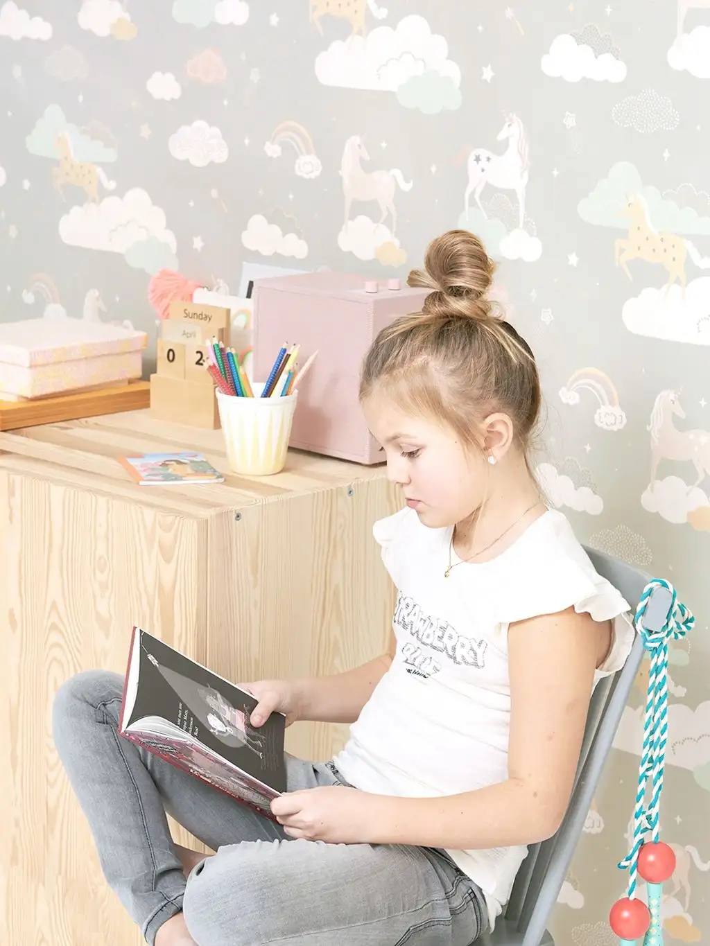 Rainbow treasures, mud grey - Regenbogen - Sterne - Tier Tapeten - Wolken - Grau - Hellgrün - Ocker - Rosa - Weiß - Majvillan AB