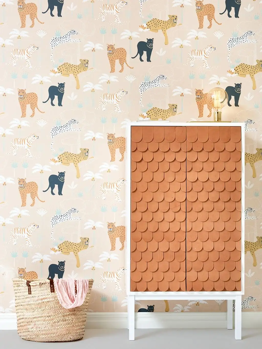 Black panther, creamy orange - Bäume - Tier Tapeten - Hellgrün - Ocker - Orange - Schwarz - Weiß - Majvillan AB