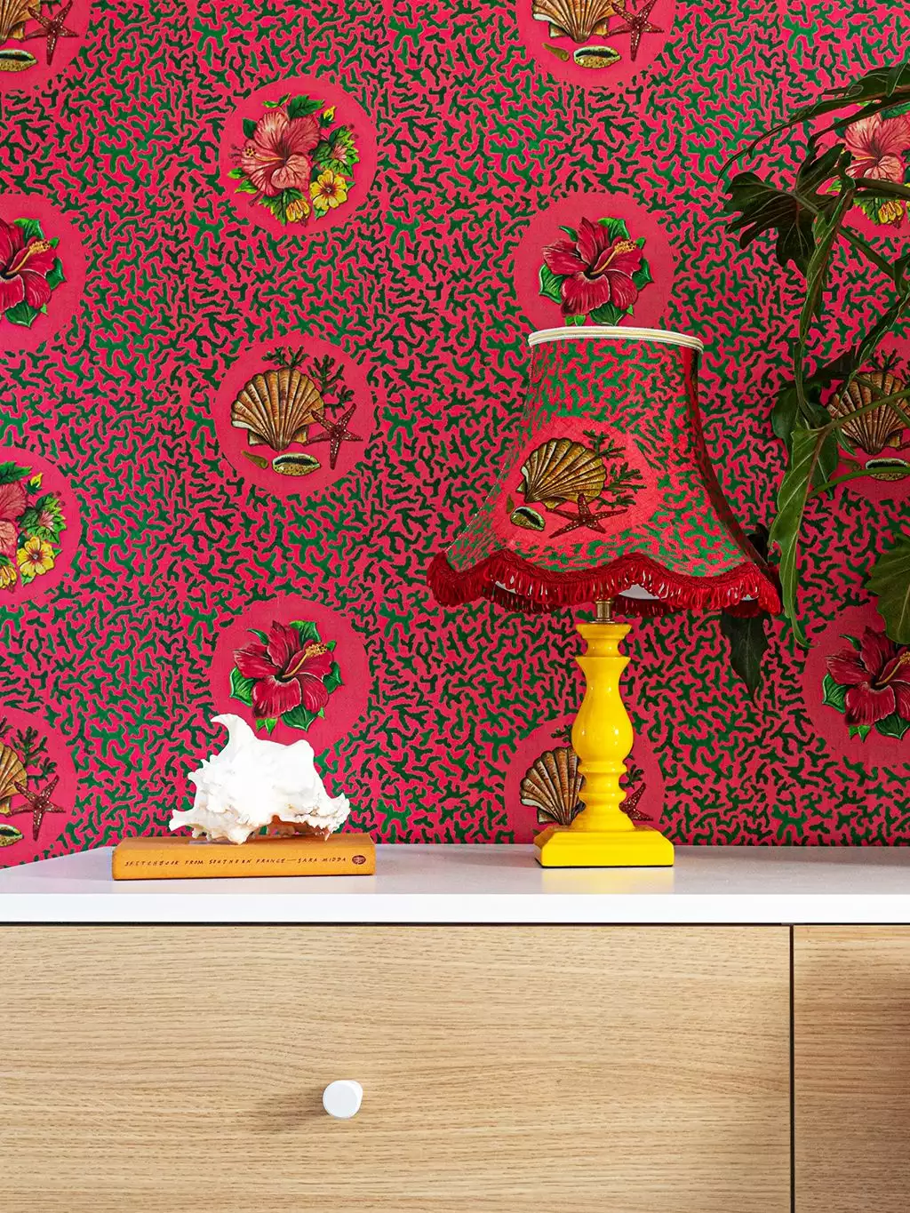 Treath Wallpaper in Cerise-Pink - Blumen - Blätter - Fauna - Florale Muster - Tiere - Multicolor - Wear the walls