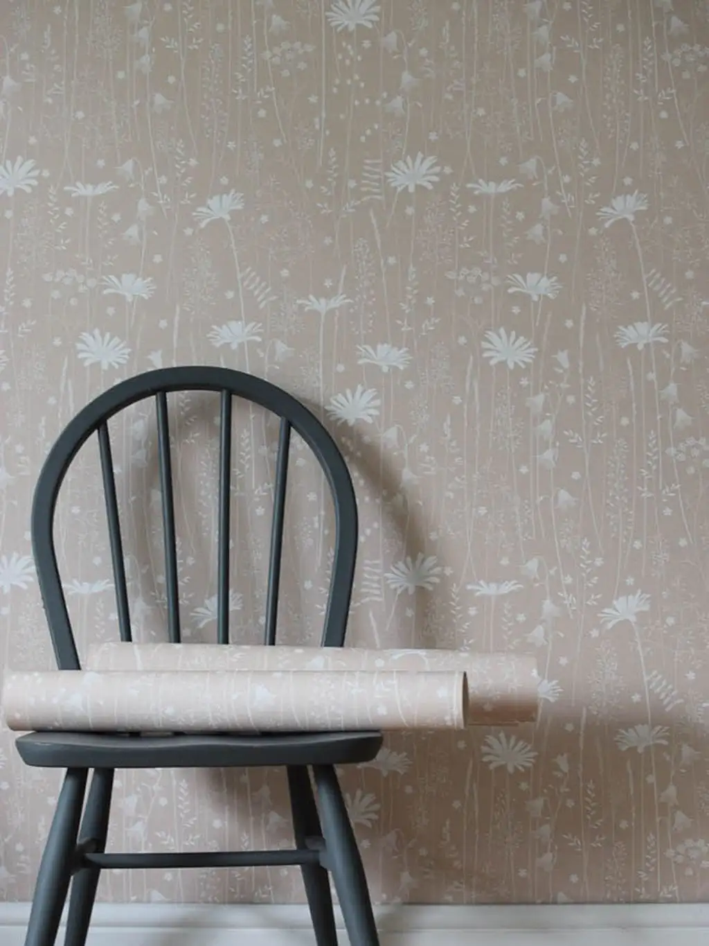 Daisy Meadow Wallpaper in Dusk - Blumen - Blätter - Creme - Rosa - Hannah Nunn