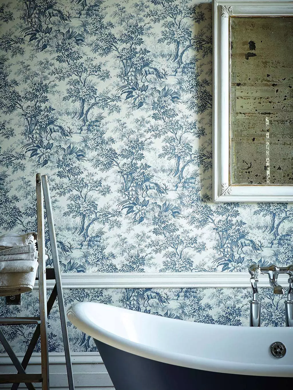 Stag Toile, col. 01 - Blumen - Blätter - Florale Muster - Toile de Jouy - Wald - Blau - Creme - Little Greene