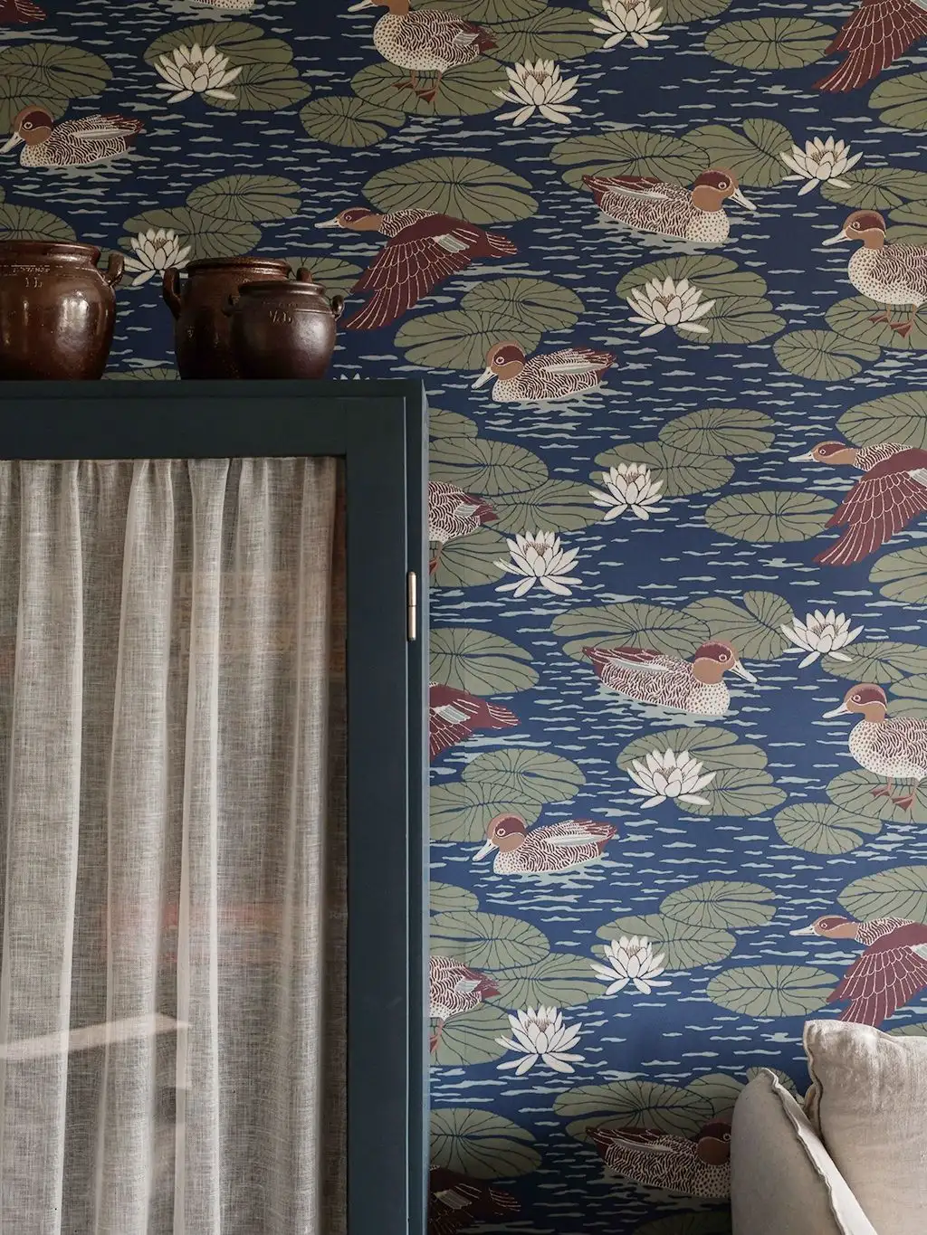 DUCK POND DEEP BLUE - Blumen - Blätter - Tapeten mit Vogelmotiven - Tier Tapeten - Blau - Braun - Creme - Grün - LÅNGELID / VON BRÖMSSEN