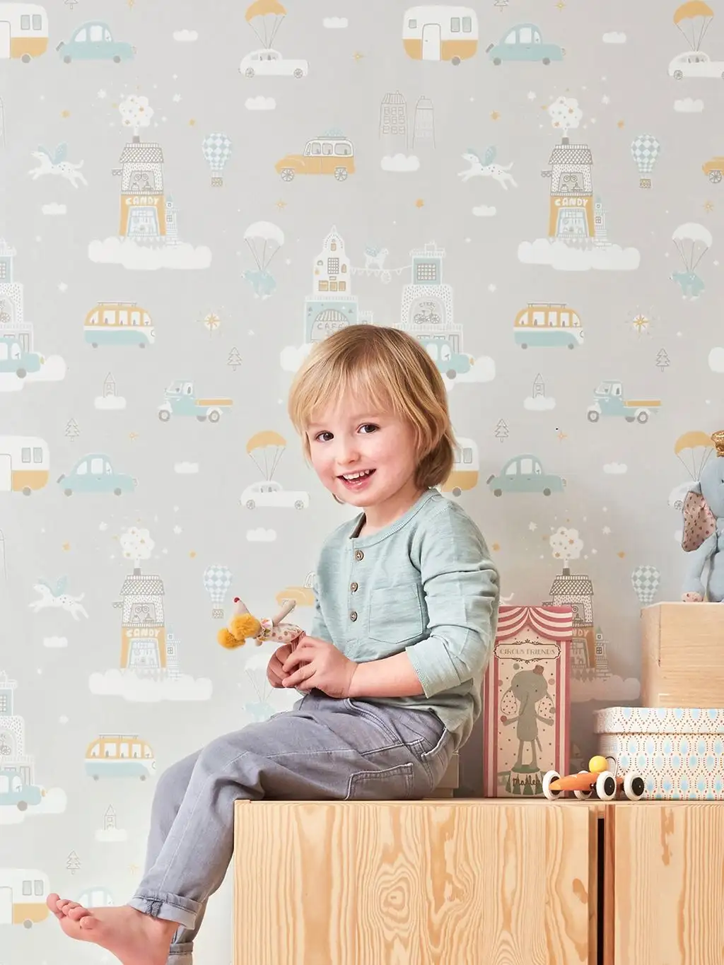 Above the clouds, soft grey - Blumen - Bäume - Fahrzeuge - Gebäude - Tier Tapeten - Anthrazit - Grau - Hellgrün - Ocker - Weiß - Majvillan AB