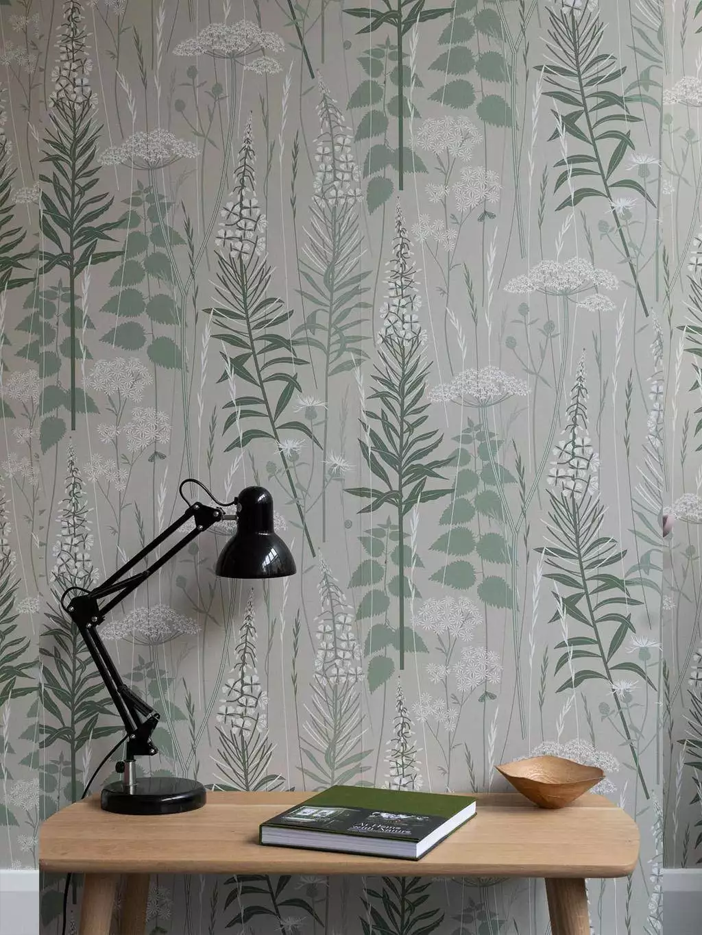 Wild Edge wallpaper in Nettle - Blumen - Blätter - Florale Muster - Creme - Grau - Grün - Hannah Nunn
