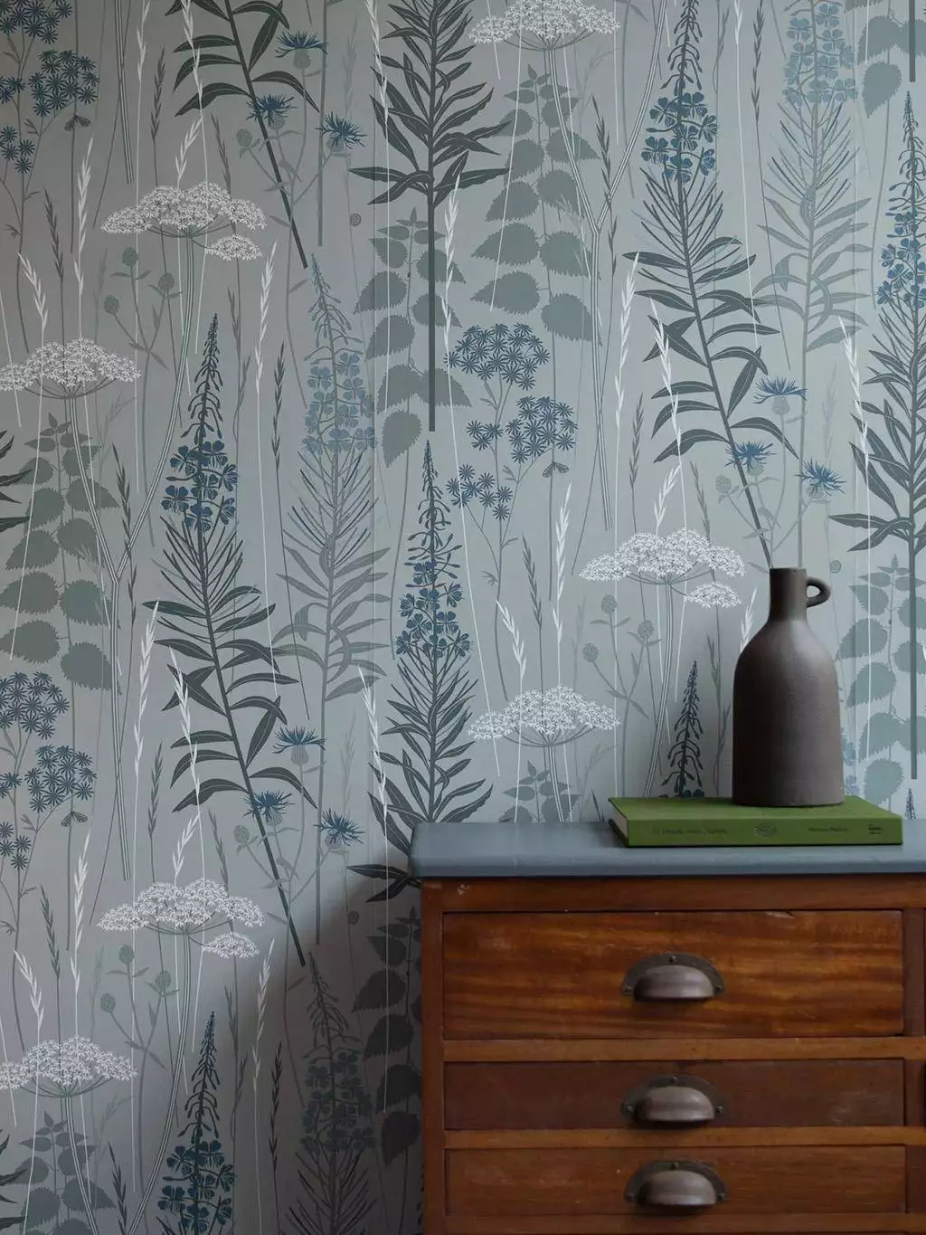 Wild Edge wallpaper in Shadow - Blumen - Blätter - Florale Muster - Boudin blue - Grau - Grün - Hannah Nunn