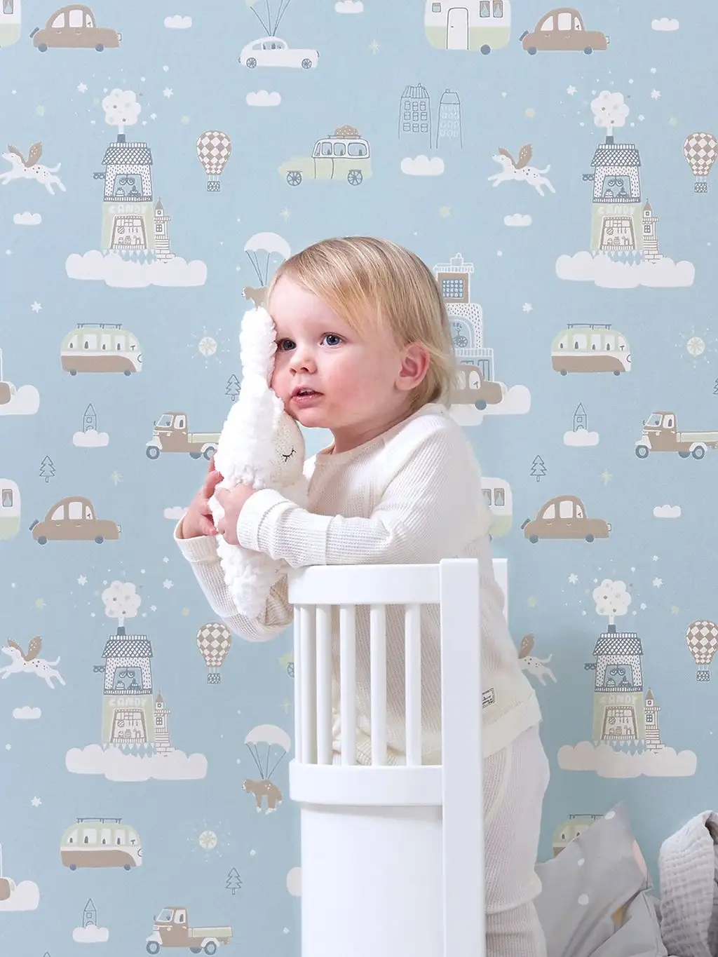 Above the clouds, soft blue - Blumen - Bäume - Fahrzeuge - Gebäude - Tier Tapeten - Anthrazit - Hellblau - Hellbraun - Weiß - Majvillan AB