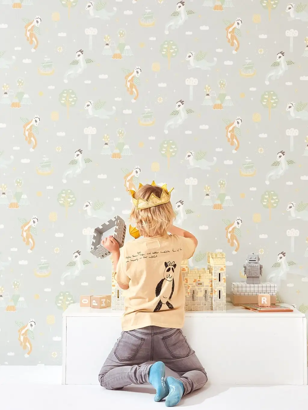 Kinderzimmertapete - Magical adventure, soft grey - Berge - Bäume - Tier Tapeten - Grau - Hellgrün - Ocker - Orange - Weiß - Majvillan AB