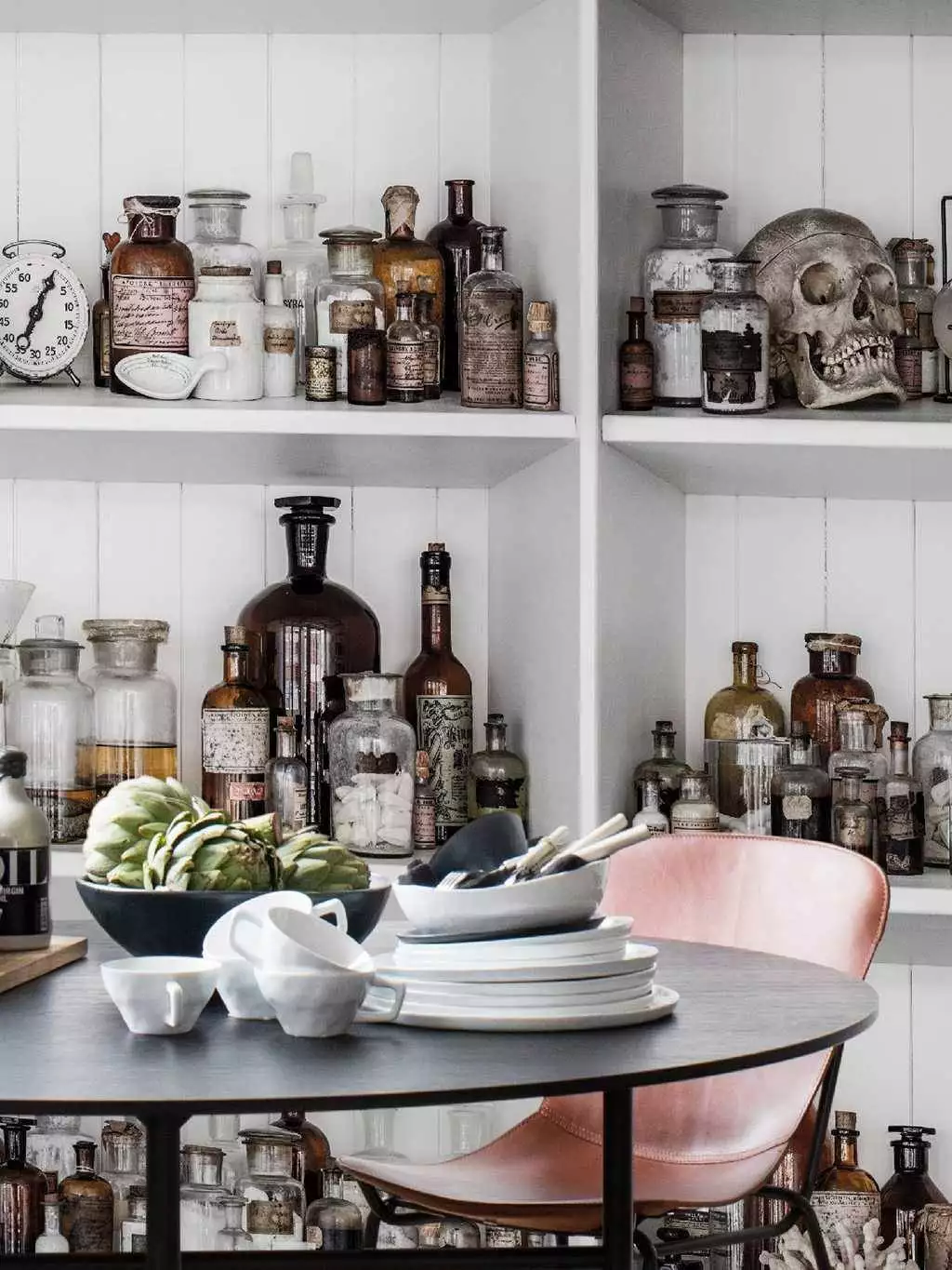 Cabinet of Curious - Flaschen - Gegenstände - Braun - Grau - Schwarz - Weiß - Rebel Walls