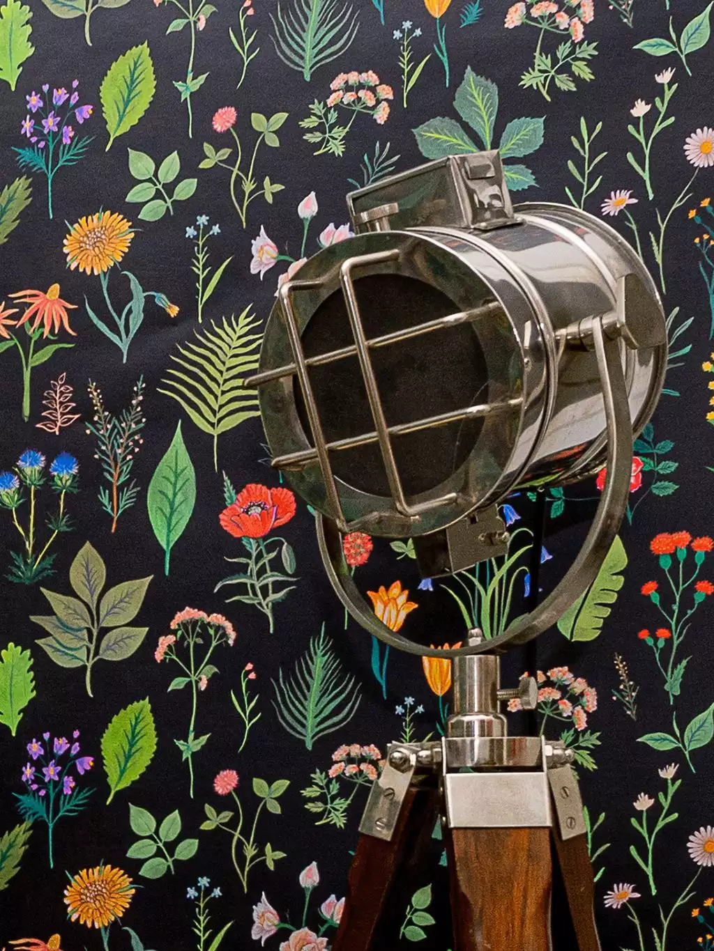 Sonder Wallpaper in Black - Blumen - Blätter - Florale Muster - Multicolor - Wear the walls