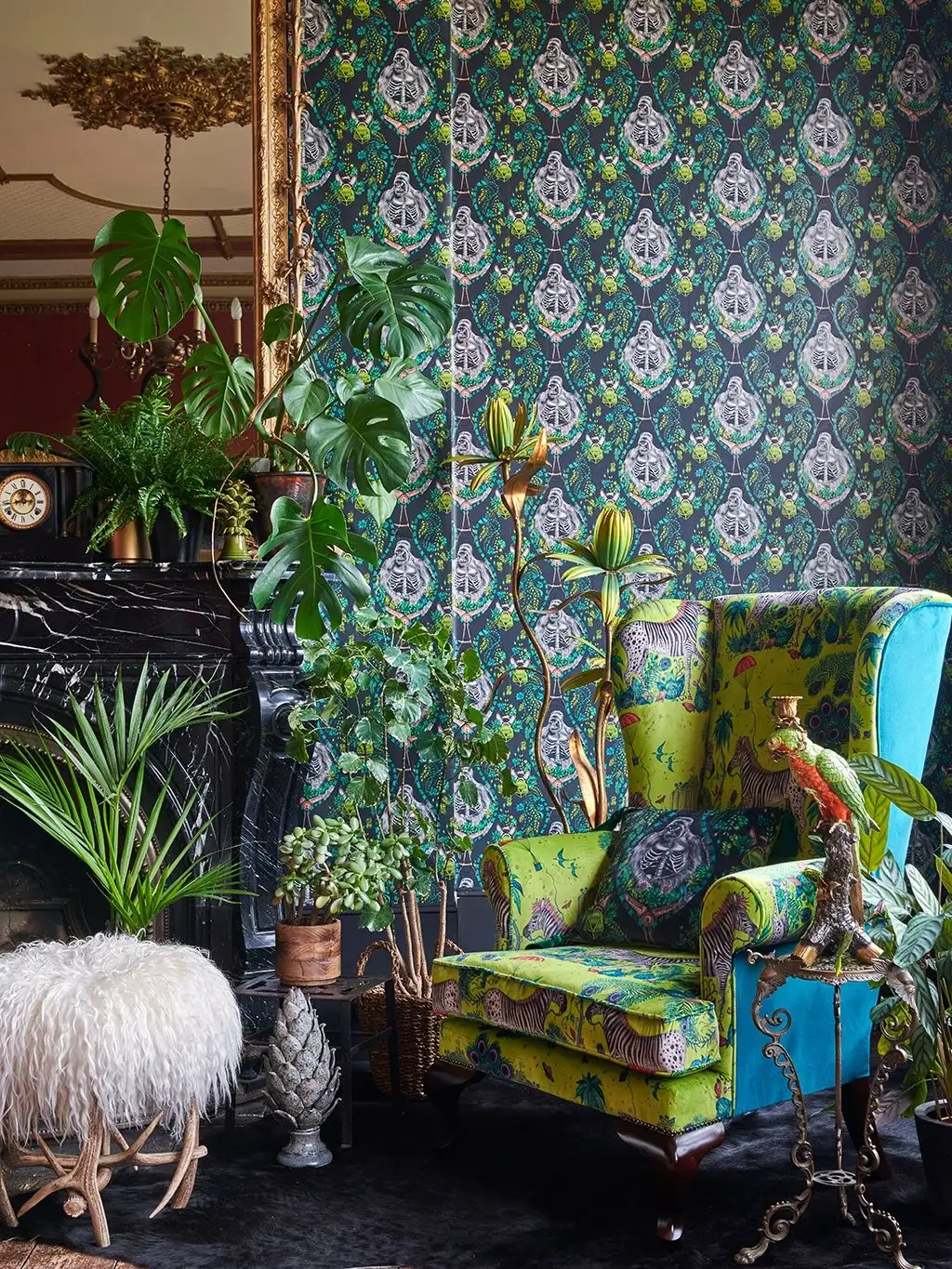 Silverback Charcoal, col. 01 - Blumen - Blätter - Tier Tapeten - Multicolor - Clarke & Clarke