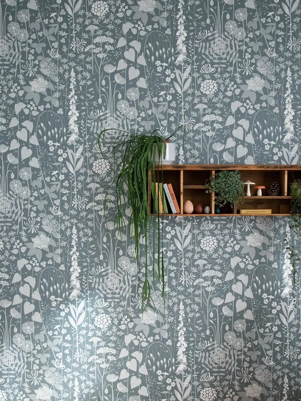 Hedgerow Wallpaper in Furling - Blumen - Blätter - Creme - Grün - Hannah Nunn