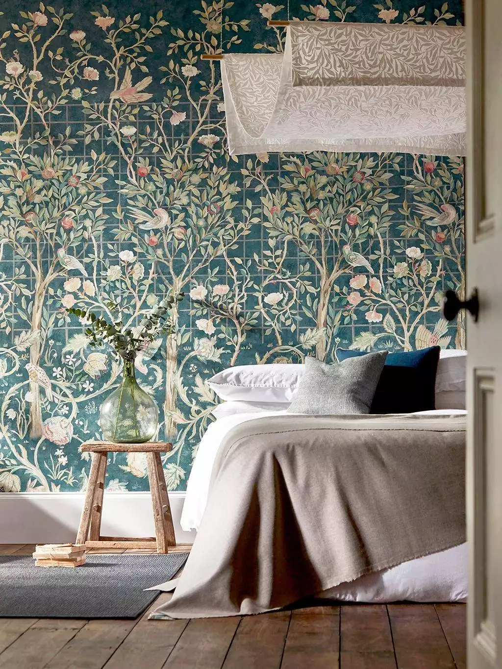 Melsetter, indigo rose - Blumen - Blätter - Bäume - Früchte - Tapeten mit Vogelmotiven - Tier Tapeten - Multicolor - Morris & CO
