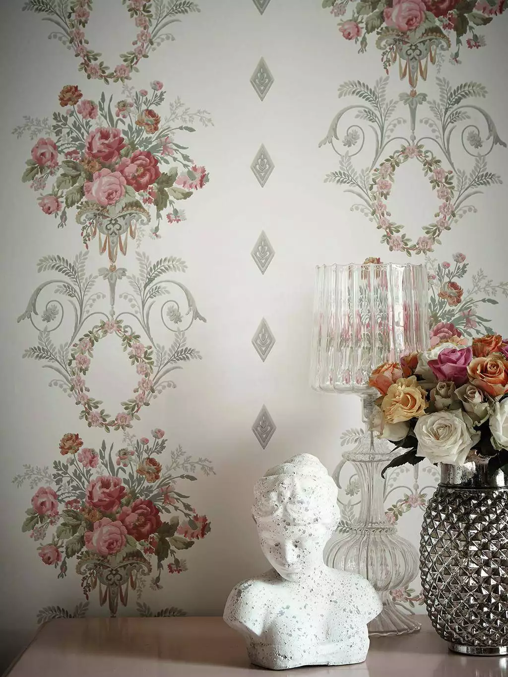 Palais c. 1830 - Blumen - Blätter - Florale Muster - Rauten - Creme - Rosa - Little Greene