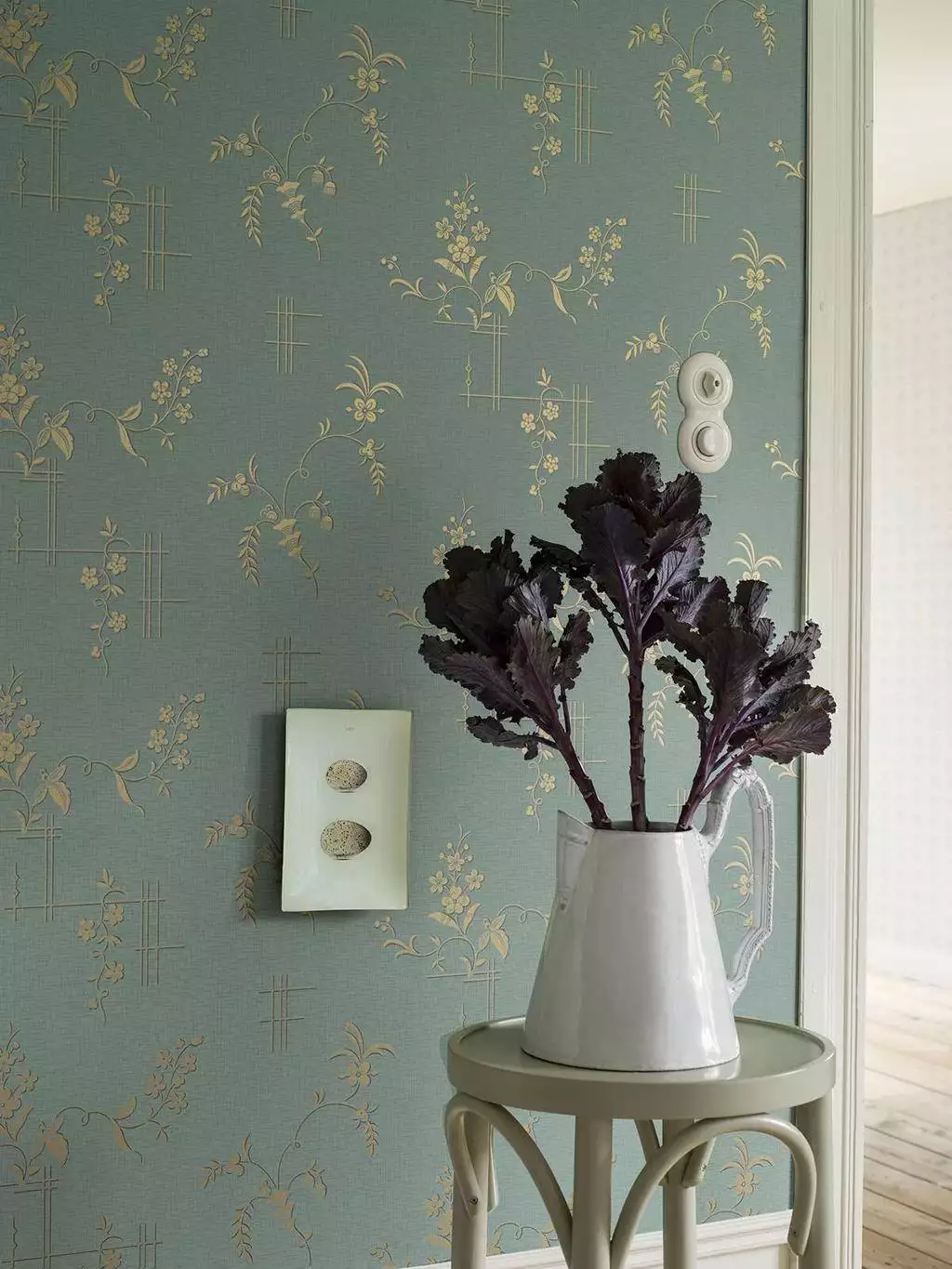 Ulricehamn, col. 7 - Blumen - Linie - Ranken - Anthrazit - Gold - Türkis - Borastapeter