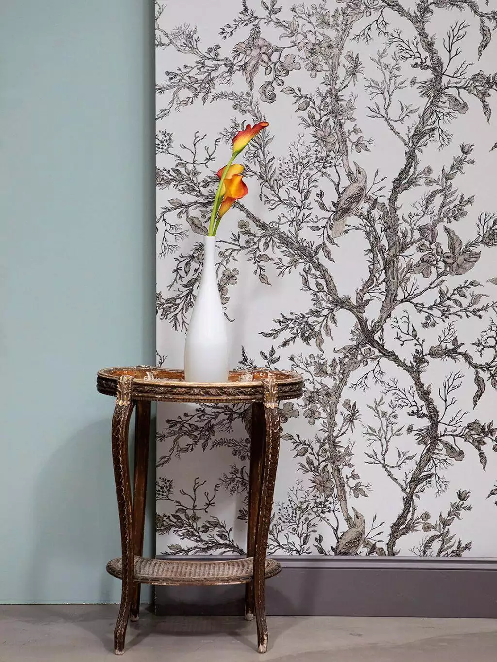 Golden Oriole Superwide Wallpaper - Blumen - Blätter - Fauna - Florale Muster - Tiere - Vögel - Äste - Anthrazit - Creme - Timorous Beasties