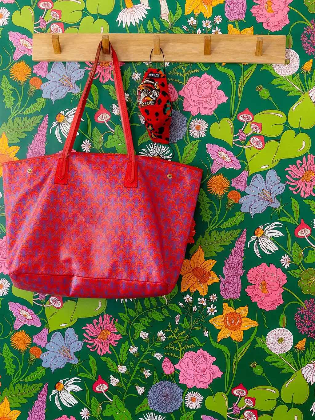 Bloom Wallpaper in Forest-Green - Blumen - Blätter - Florale Muster - Multicolor - Wear the walls