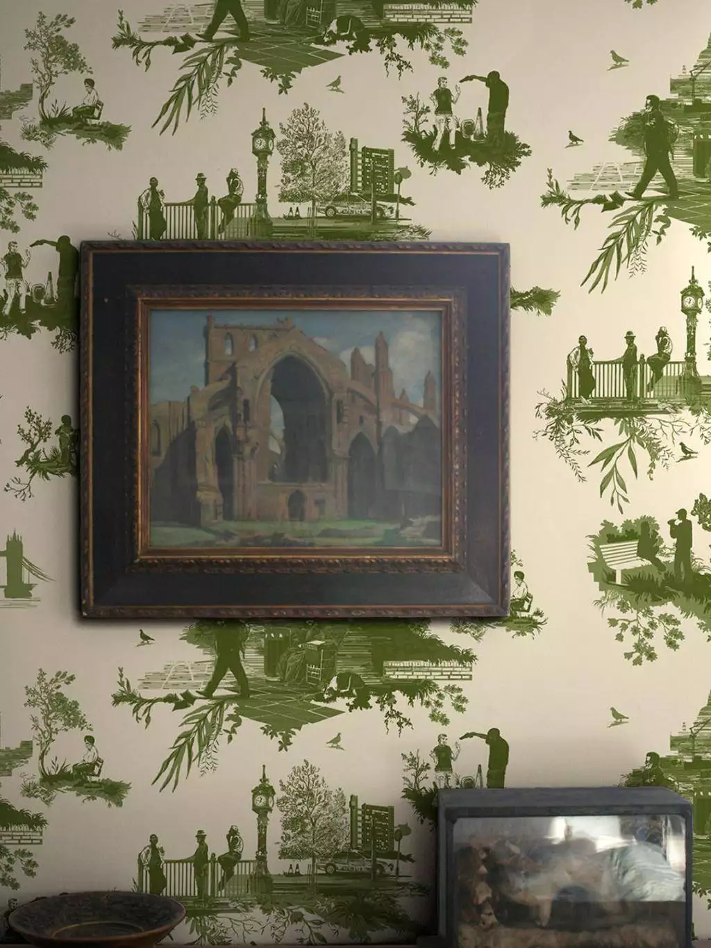 London Toile,  col. 02 - Bäume - Figuren - Ornamente Tapeten - Stadt - Creme - Grün - Hellgrün - Timorous Beasties