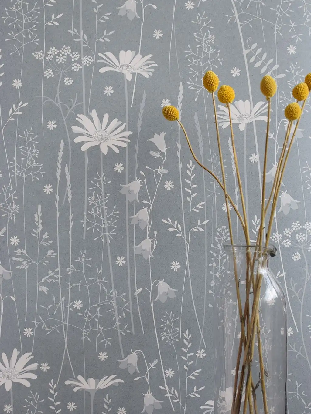 Daisy Meadow Wallpaper in Moonrise - Blumen - Blätter - Blau - Creme - Grau - Hannah Nunn