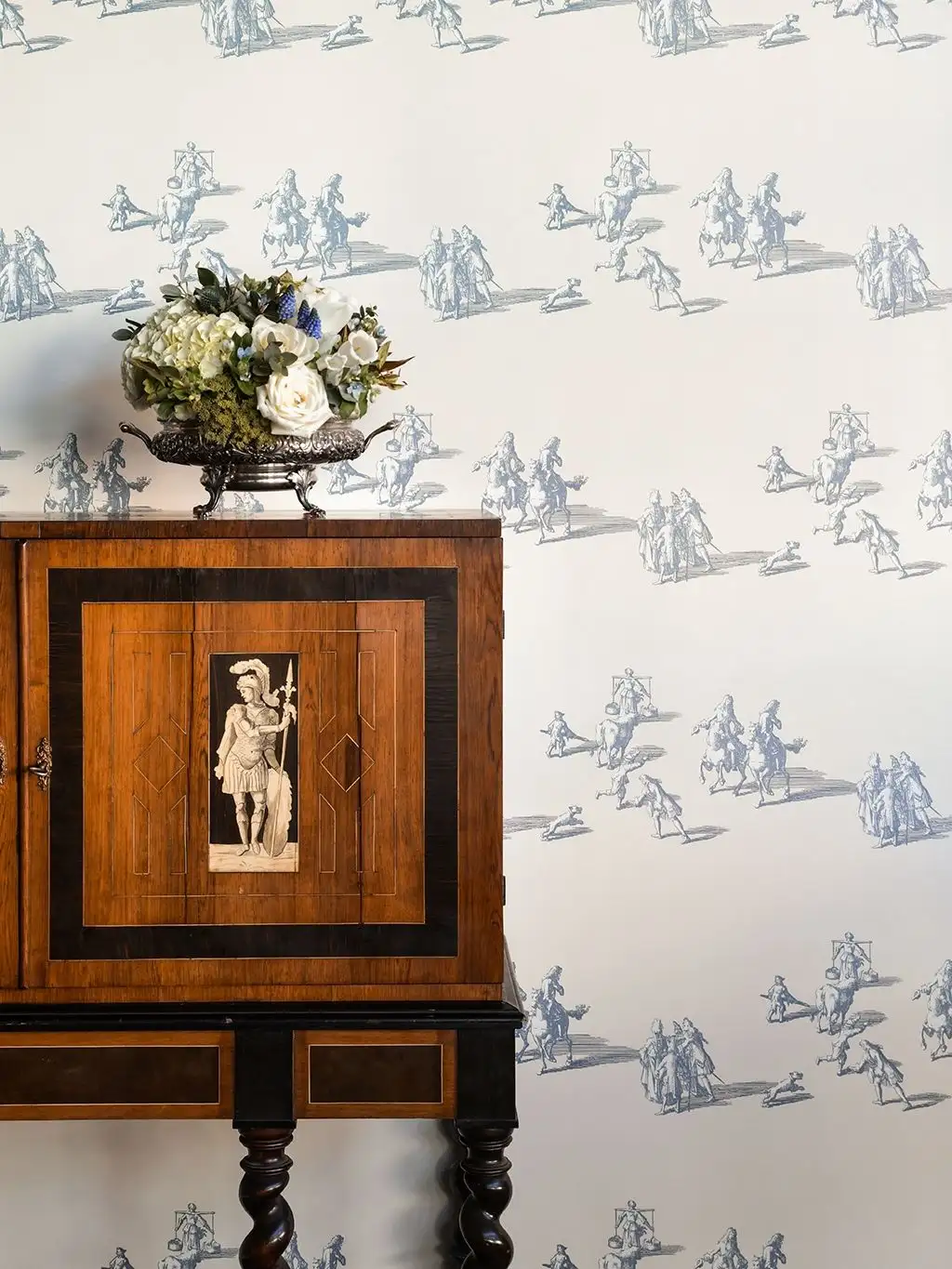 A WALK IN THE PARK FADED DENIM - Figuren - Tier Tapeten - Toile de Jouy - Blau - Creme - LÅNGELID / VON BRÖMSSEN