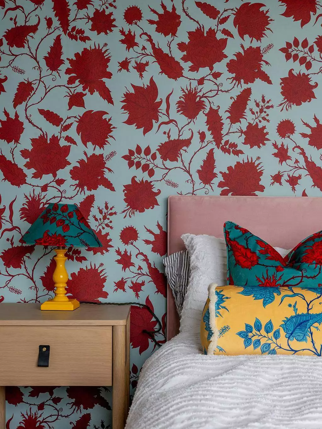Hermosa Wallpaper in Sky/Garnet - Blumen - Blätter - Florale Muster - Hellblau - Rot - Wear the walls