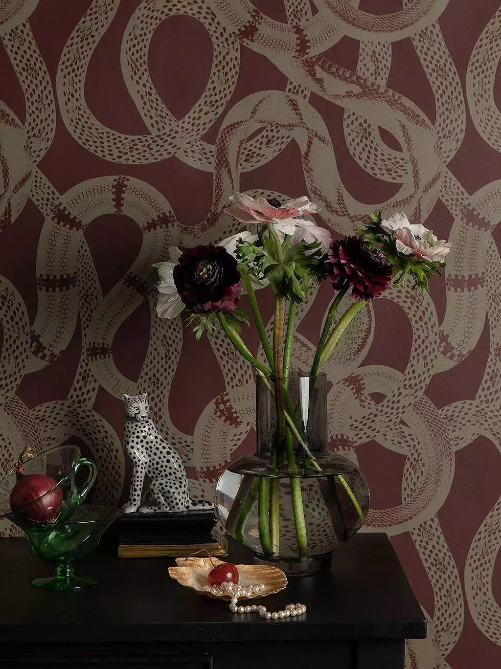 Snake peek, red - Fauna - Moderne Muster - Tiere - Creme - Rot - Lisa Bengtsson