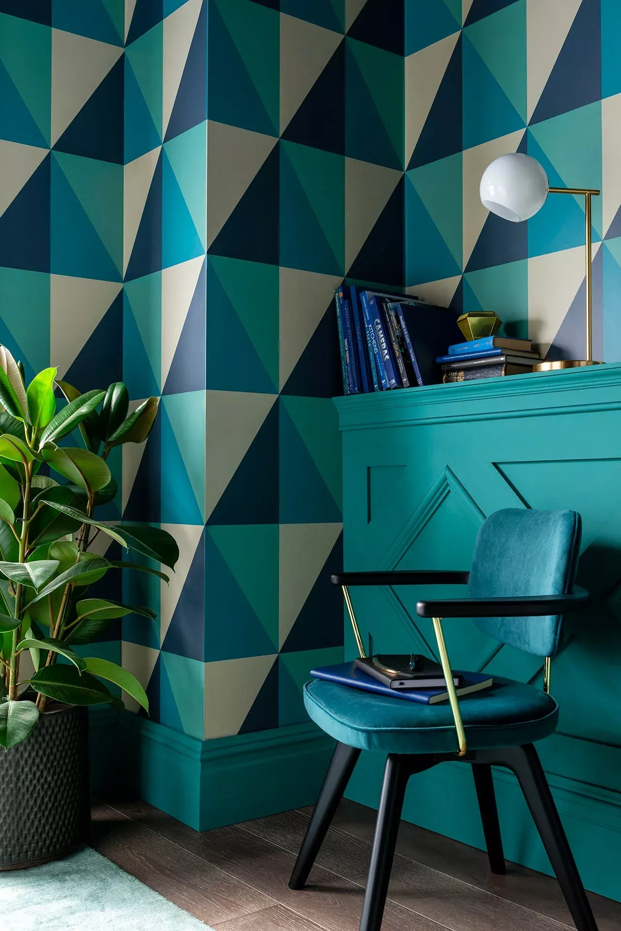 Apex Grand, col. 45 - Dreiecke - Grafische Muster - Anthrazit - Creme - Mint - Petrol - Cole & Son