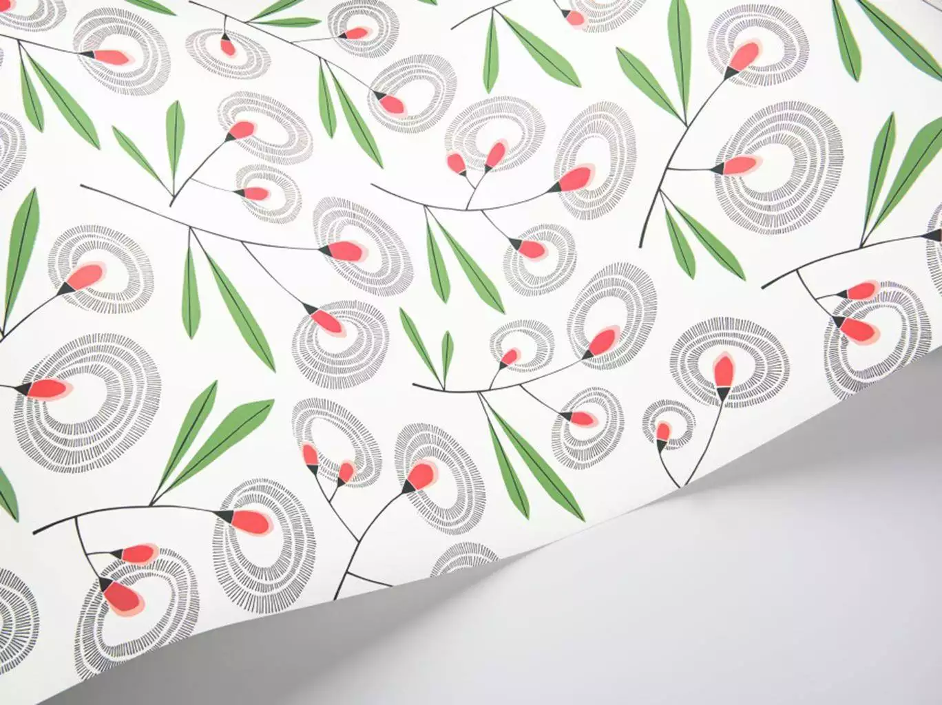 Halo Flower Redberry Wallpaper - Blumen - Blätter - Florale Muster - Anthrazit - Creme - Grün - Rot - MissPrint