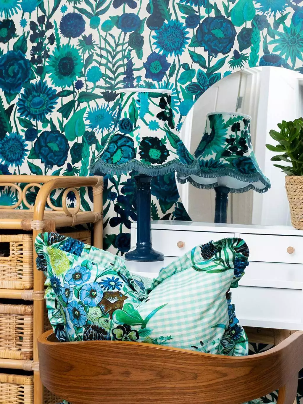 Utopia Wallpaper in Sapphire-Blue - Blumen - Blätter - Florale Muster - Blau - Creme - Grün - Wear the walls